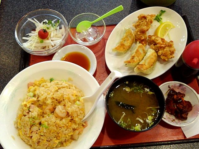 チャーハンセット。盛りがよく、品数が多いのに安いです!お椀やレンゲの大きさと比較していただければ…。_中華サン