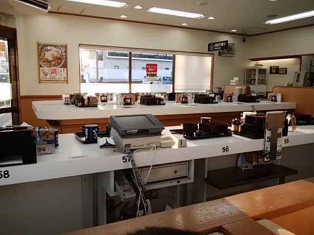 カウンター席_吉野家139号線富士伝法店