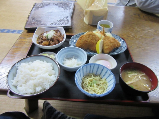 アジもつセット定食950円_ドライブインサザエ