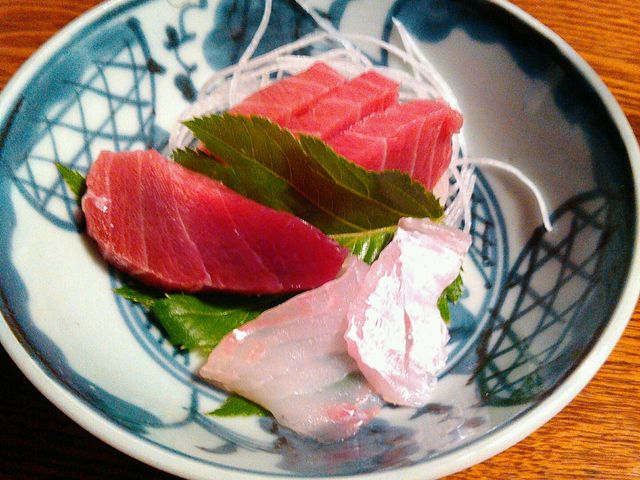 ヒラメと中とろ。日によっては、生七味という絶品の薬味をつけてくれる。_民宿 かいとく丸