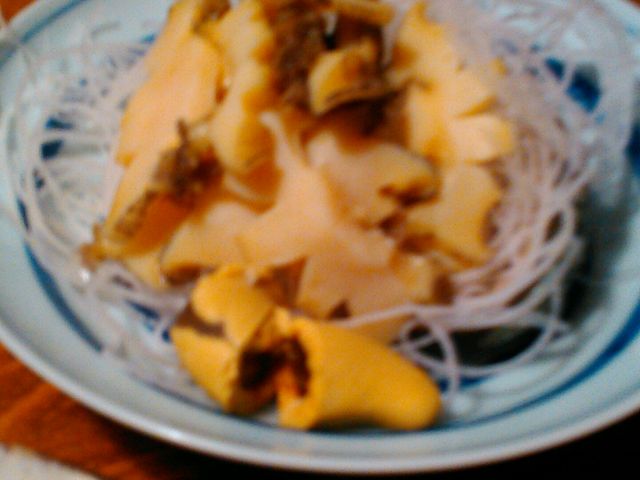 鮑の湯通し。刺身より軟らかくなり、肝は食べやすくなる。歯応えを求める人は刺身で。_民宿 かいとく丸
