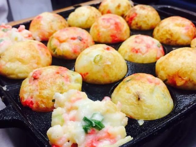 自分で焼きながら食べる名物「たこ焼き」_酒々菜々 遊た〜ん 南森町店
