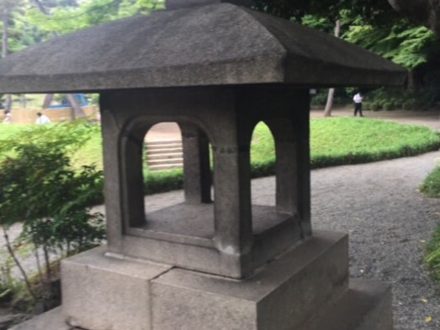 どっしりした灯篭です。_異形灯篭(小石川後楽園)