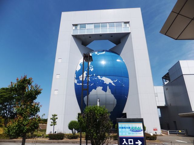 施設正面:大きな地球儀の中に各アトラクションがあります。_川越電力館テラ46
