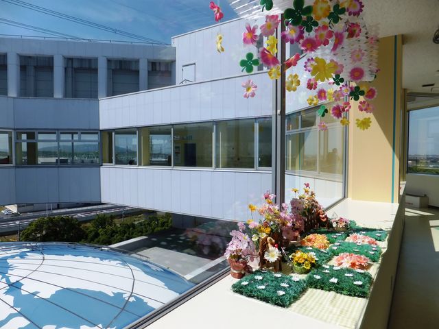 最上階(7階)展望サロンの様子。地球儀のてっぺんが見えます。_川越電力館テラ46