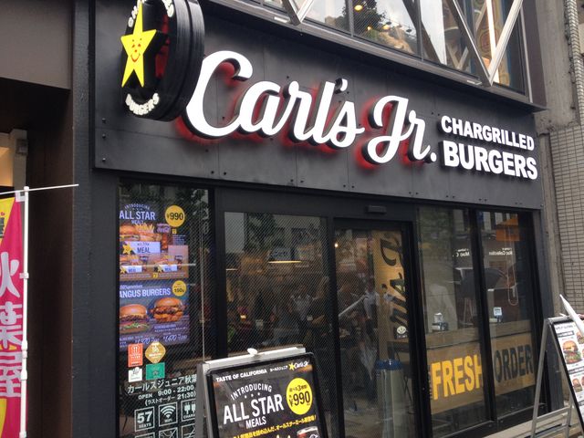 黒を基調にしたお店_カールスジュニア 秋葉原中央通り店