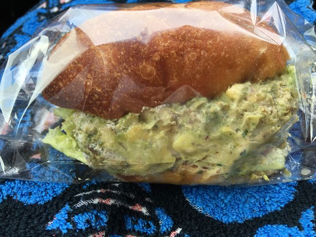 アボカドシュリンプサンド。こちらは買ってすぐ朝食に食べました♪_パンストック