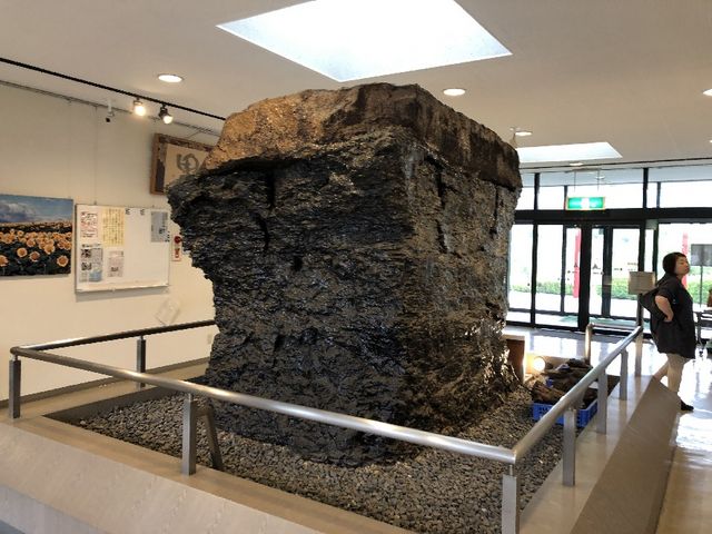 大きな亜炭の塊_大崎市三本木亜炭記念館