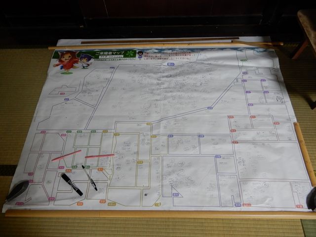 来場者が自由に記名できる日本地図。周囲には世界地図もあります。_おおかみこどもの花の家