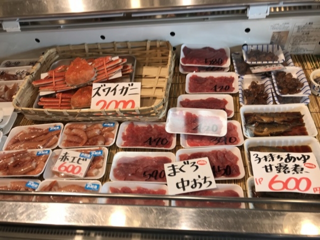 店頭での販売商品の一部_魚問屋ととや