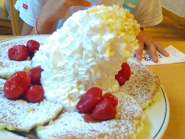 重力にまけて…倒れそうなホイップタワー 見た目より甘くないんです_Eggs 'n Things 京都四条店