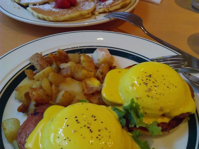私はスパムのエッグベネディクト_Eggs 'n Things 京都四条店