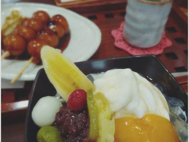 あ、みたらし団子も美味しいんです。
娘はみたらし、私はアンミツ。_甘党 もぐらや