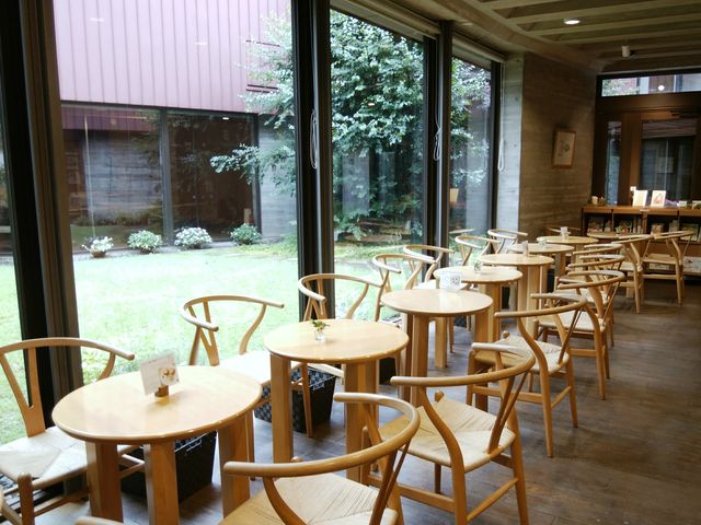 庭を望む席_ちひろ美術館・東京 カフェ