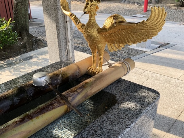 手水舎は金色の鳳凰様_富岡八幡宮