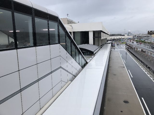 渡り廊下から階下を見る。_大阪モノレール大阪空港駅