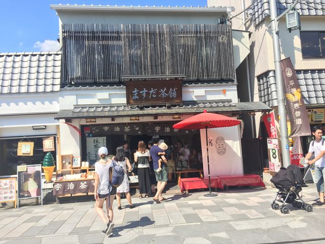 大勢の人でにぎわう店頭_ますだ 常照園