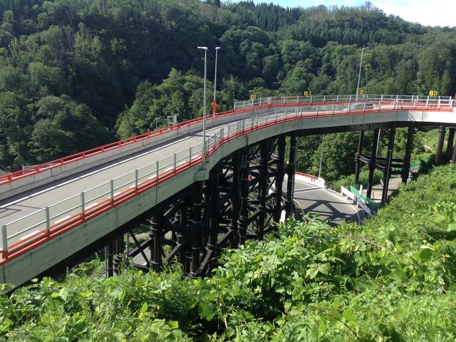 曲がりくねった桟道橋_肘折希望大橋