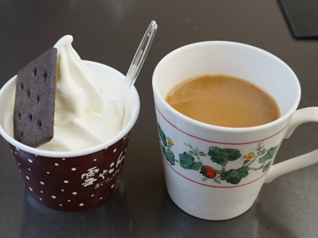 コーヒーはセルフで無料です!_六花亭 五稜郭店