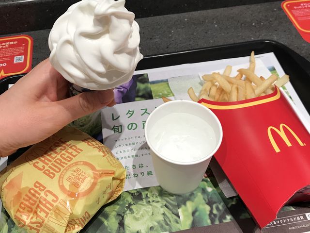 チーズバーガー、クーポンを使ってLサイズのポテト、ソフトクリームを注文_マクドナルド駒込駅南口店