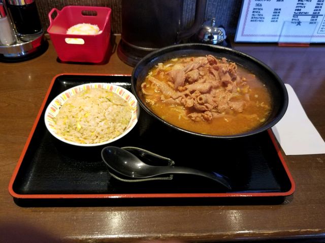 ホルモンラーメン大盛りと半チャーハン_新来軒