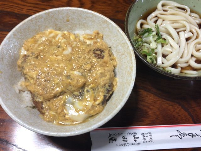 左がカツ丼。右がコロうどん小。2つで1030円。_山田屋