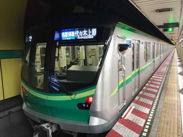 東京地下鉄 新御茶ノ水駅ホーム_東京地下鉄