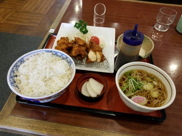 鶏の唐揚げと麦とろの定食(汁はミニそばに変更)_まるまつ釜石店
