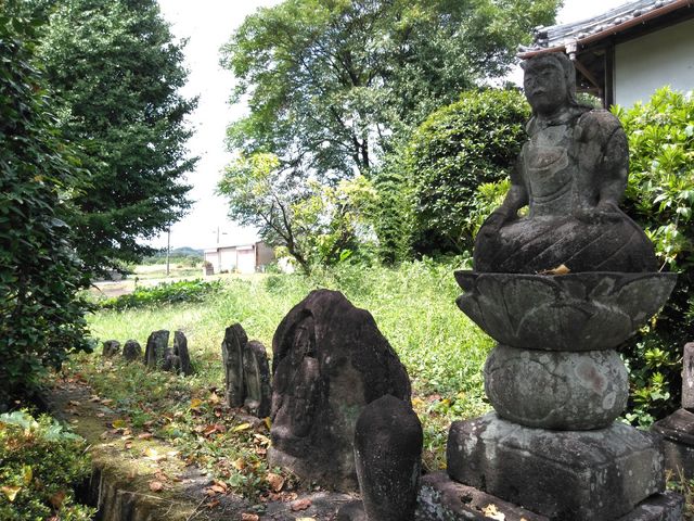石造仏です。_石上寺の石造仏群