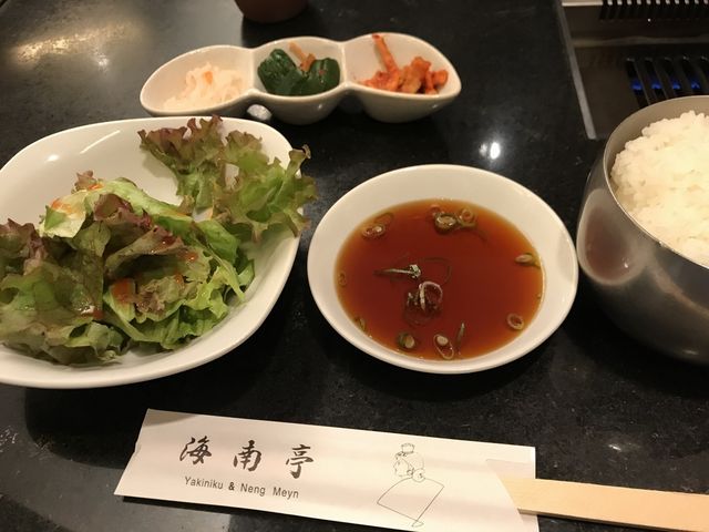 最初にご飯とおかず、サラダを持ってこられた。_海南亭 鶴橋店