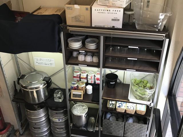 二階踊り場のご飯やサラダのおかわりとソフトドリンクのサービスコーナー
_海南亭 鶴橋店