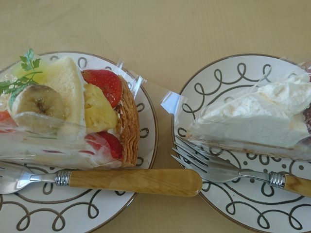 右がたしかレモンチーズタルトで左がフルーツタルトだったと思います(^^;)_フルーツケーキファクトリー 大丸店