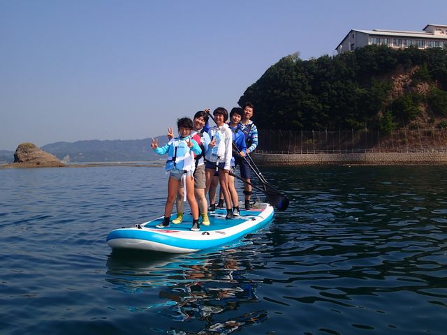 メガSUPに家族5人で乗っているところ。写真を沢山撮っていただき、とても良い思い出になりました。_サンマリン