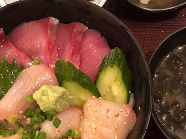 その日に食べた丼ぶりのセット_潮騒市場