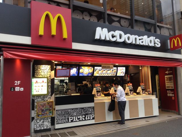 青梅街道沿い店頭_マクドナルド西新宿駅前店