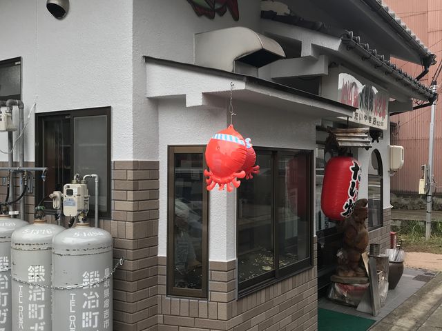 ガラス越しにたい焼きを焼くのが見られます。
ガスボンベの横が駐車場です。_米澤たい焼店