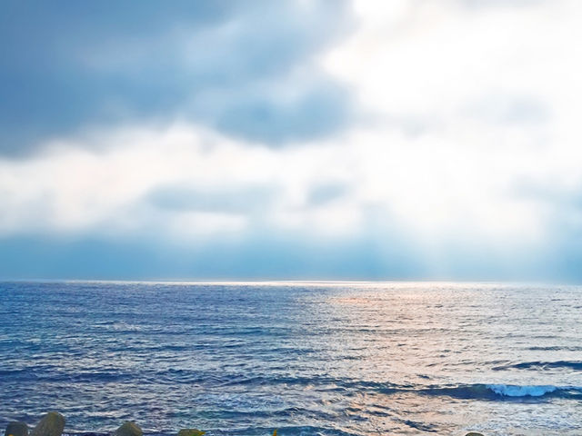 夕方になり少し太陽が落ち始めた日本海_千畳敷海岸
