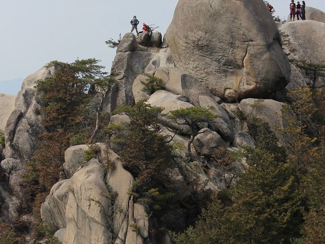 天狗岩で憩う人々。_金勝山
