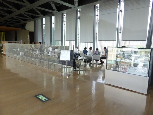 廊下にとどまる_長崎県美術館カフェ