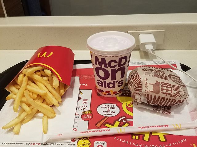 ハンバーガーとポテト_マクドナルド 銀座アイタワー店