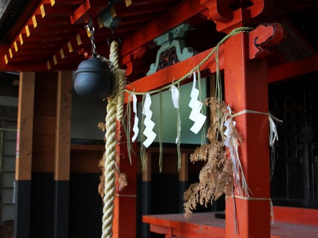 社殿は鞘堂で覆われています。_温泉神社(湯元温泉)