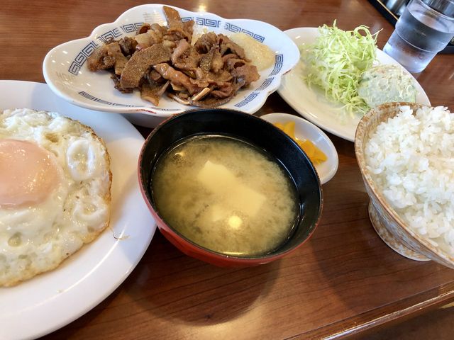 ホルモン定食、目玉焼き、ポテトサラダ_レストラン倉井
