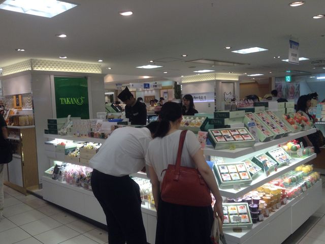 女性ばかり_新宿高野・池袋西武店