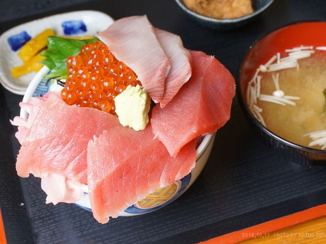 まぐろとハマチといくらの三色丼_浜めし