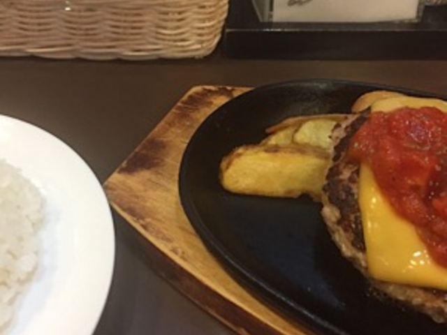鉄板で供されます。_三浦のハンバーグ 御茶の水店