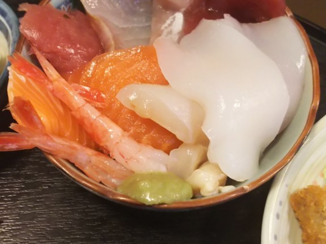 甘エビまで入って、すごいお刺身なのにー!良く見せようとしないところが好印象。_ほうとく酒蔵