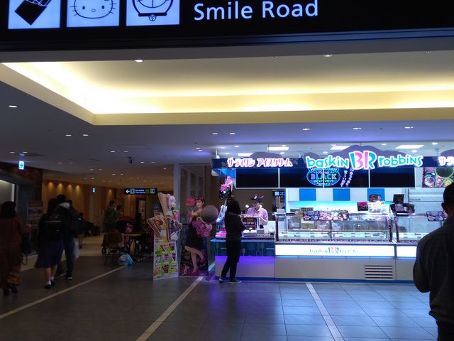 明るく目立つ店舗です。_サーティワンアイスクリーム新千歳空港店(31 Baskin-Robbins)