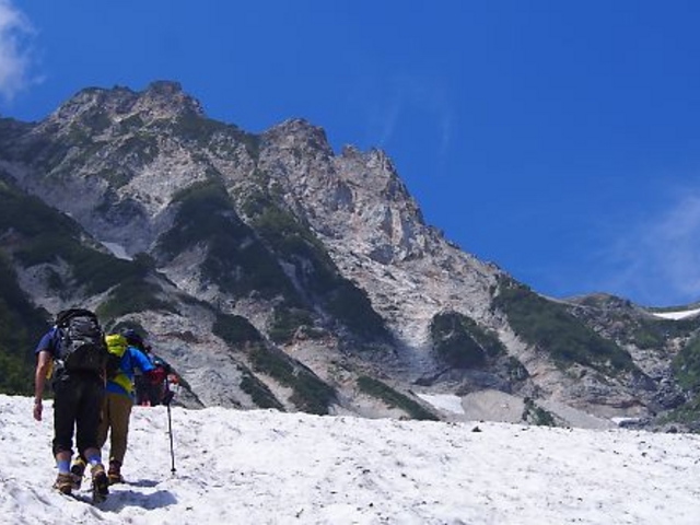 白馬三山の一つ、杓子岳を正面に見て_白馬大雪渓遊歩道