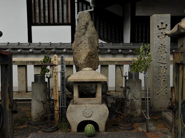 静かな街の中にある首塚_山中鹿之助首塚