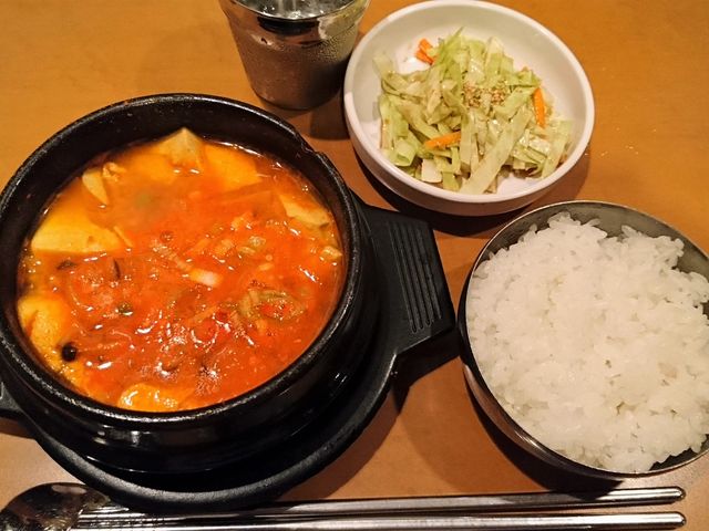 スンドゥプチゲとキャベツサラダ_韓国料理 親庭 チンジョン